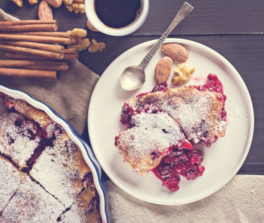 Kirazlı turta ve kahve. 