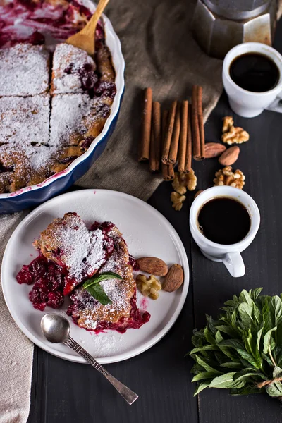 Tarta de cereza y una taza de café . — Foto de Stock