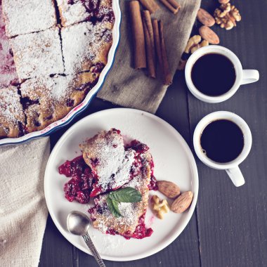 Kirazlı turta ve kahve.