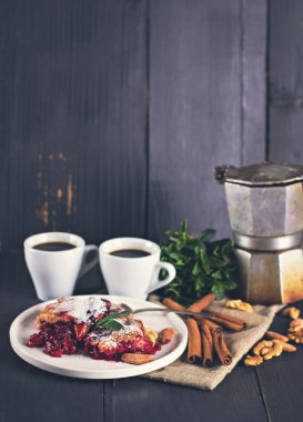 Kirazlı turta ve kahve.