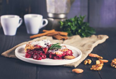 Kirazlı turta ve kahve.