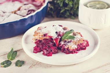 Kirazlı turta ve bir fincan çay