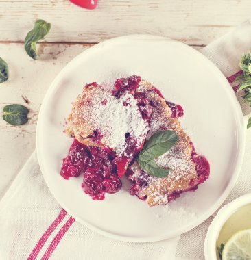 Kirazlı turta ve bir fincan çay