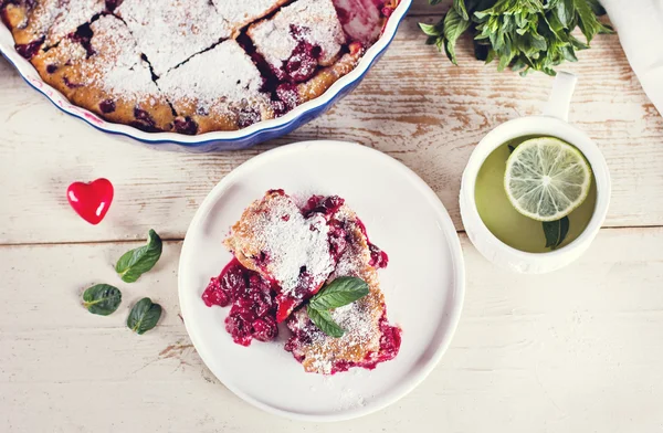 Tarta de cereza y una taza de té — Foto de Stock