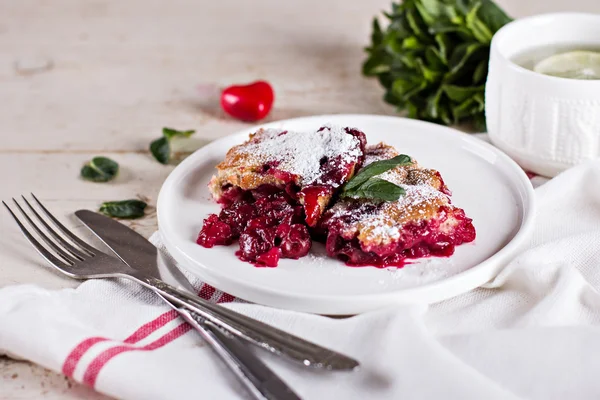 Tarta de cereza y una taza de té — Foto de Stock