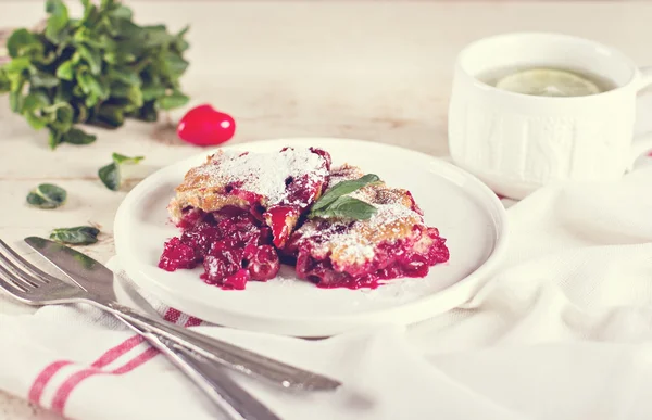 Kirazlı turta ve bir fincan çay