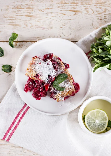 Tarta de cereza y una taza de té — Foto de Stock