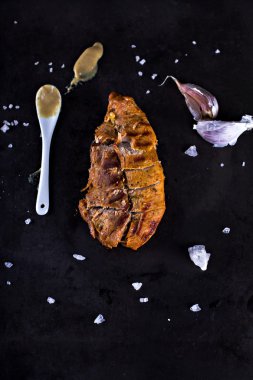 Kavrulmuş et baharatlarla ızgara