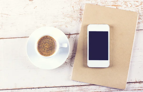 Smartphone mit Notebook und Tasse starken Kaffee — Stockfoto