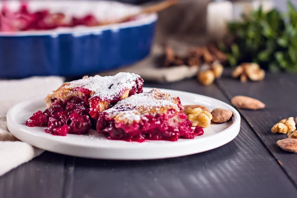 Tarta de cereza y una taza de café . — Foto de Stock