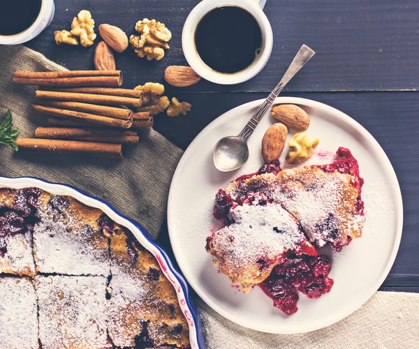 Tarta de cereza y una taza de café . — Foto de Stock