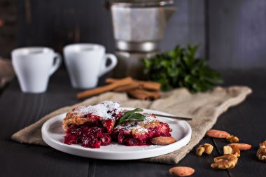 Kirazlı turta ve kahve. 