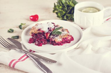 Kirazlı turta ve bir fincan çay. 