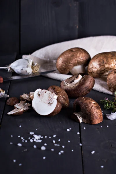 Frische Pilze mit Gewürzen — Stockfoto