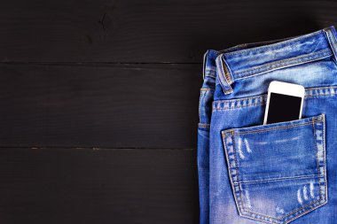 Kot pantolon ve cep telefonu