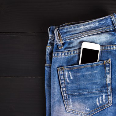 Kot pantolon ve cep telefonu