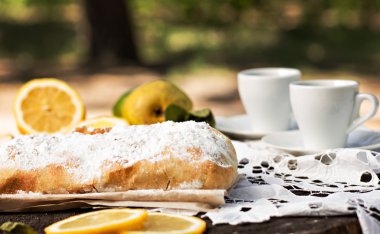 pasta, meyveli turta armut ve limon ile