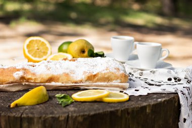 pasta, meyveli turta armut ve limon ile