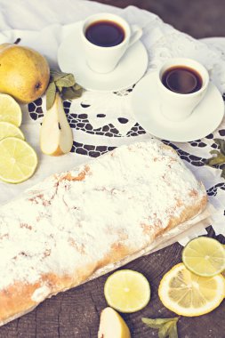 pasta, meyveli turta armut ve limon ile