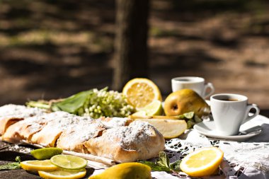 pasta, meyveli turta armut ve limon ile