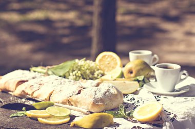 pasta, meyveli turta armut ve limon ile