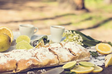 pasta, meyveli turta armut ve limon ile