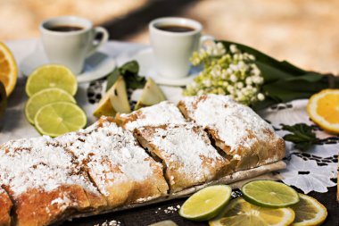 pasta, meyveli turta armut ve limon ile