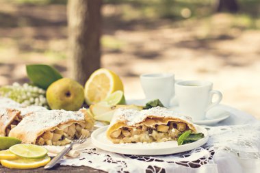 pasta, meyveli turta armut ve limon ile