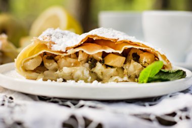 pasta, meyveli turta armut ve limon ile