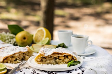 pasta, meyveli turta armut ve limon ile