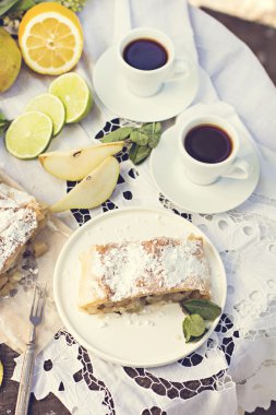 pasta, meyveli turta armut ve limon ile