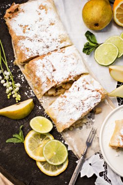 pasta, meyveli turta armut ve limon ile