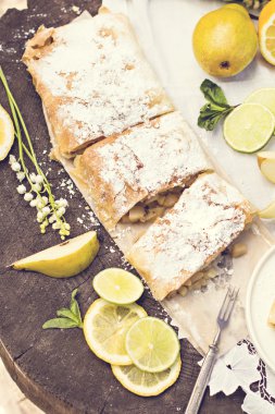 pasta, meyveli turta armut ve limon ile