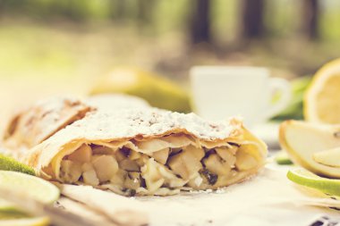 pasta, meyveli turta armut ve limon ile