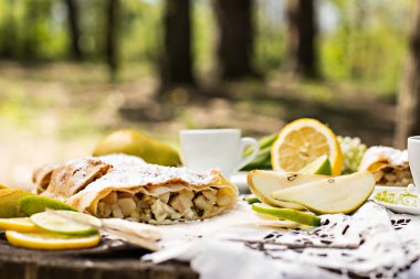 pasta, meyveli turta armut ve limon ile