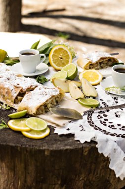 pasta, meyveli turta armut ve limon ile