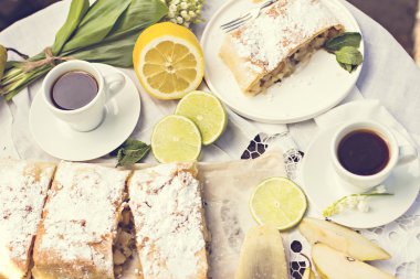 pasta, meyveli turta armut ve limon ile