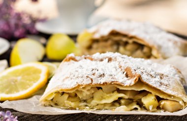 pasta, meyveli turta armut ve limon ile