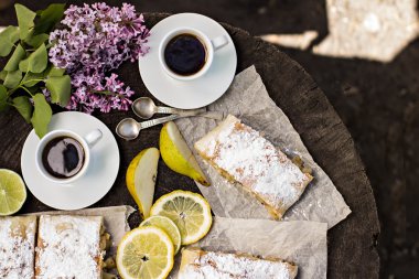 pasta, meyveli turta armut ve limon ile