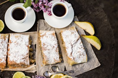 pasta, meyveli turta armut ve limon ile