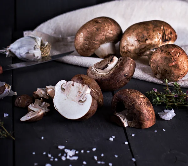 Frische Pilze mit Gewürzen — Stockfoto