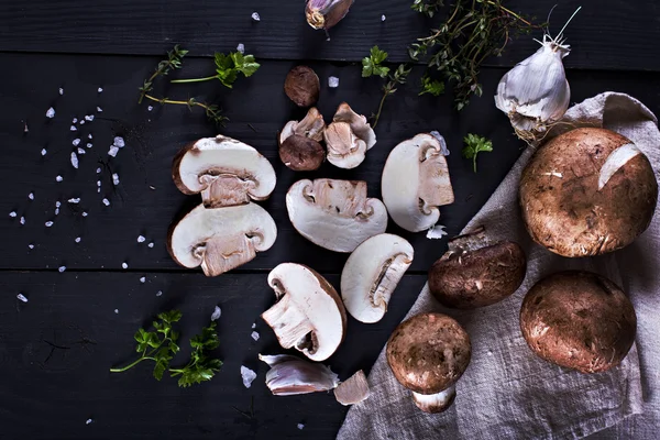 Frische Pilze mit Gewürzen — Stockfoto