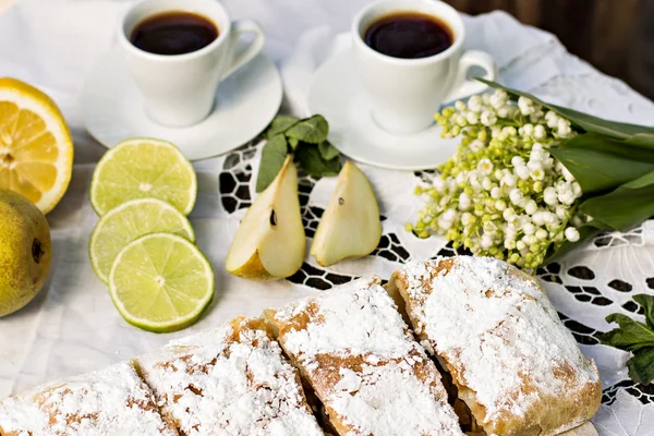 Pastel, strudel con pera y limón — Foto de Stock