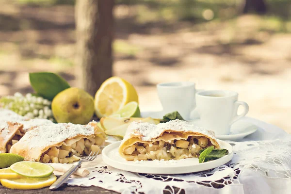 pasta, meyveli turta armut ve limon ile