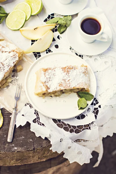 Torta, strudel com pêra e limão — Fotografia de Stock
