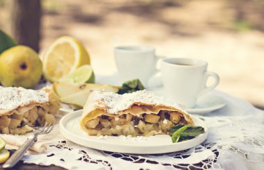 pasta, meyveli turta armut ve limon ile.