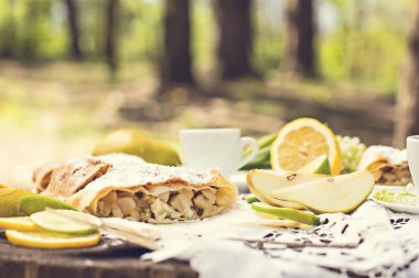 pasta, meyveli turta armut ve limon ile.