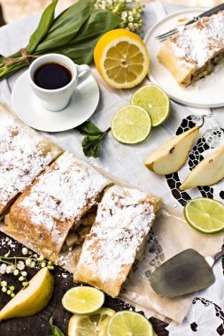 pasta, meyveli turta armut ve limon ile.