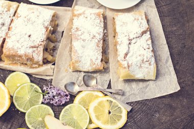 pasta, meyveli turta armut ve limon ile.