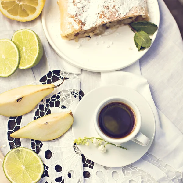 Pastel, strudel con pera y limón . — Foto de Stock